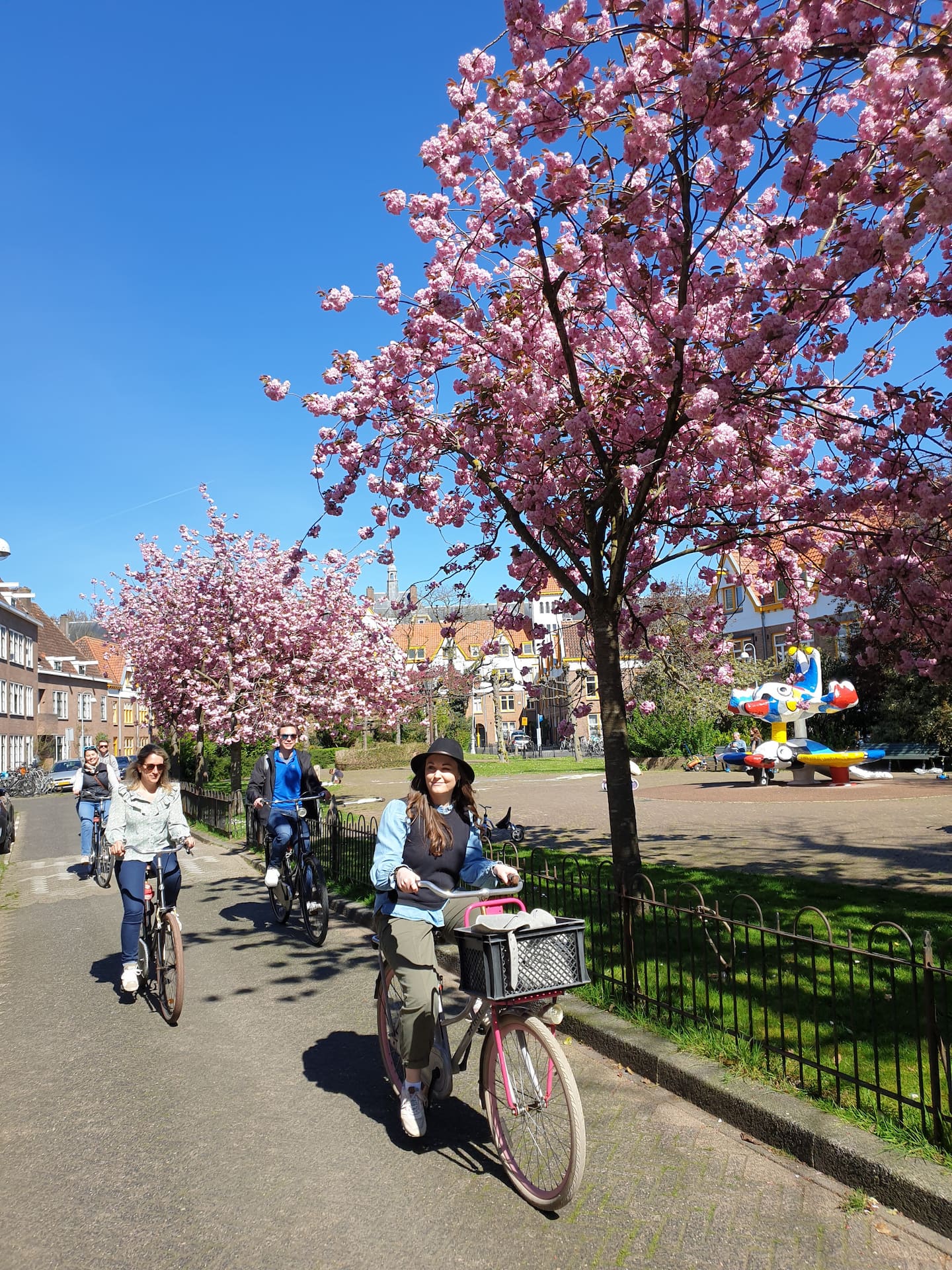 Cyclists with their bicycles on Bill’s Amsterdam tour